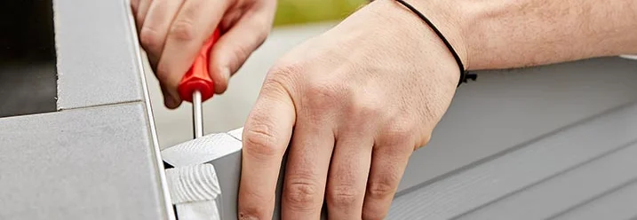 Person schraubt Holzlatten zusammen